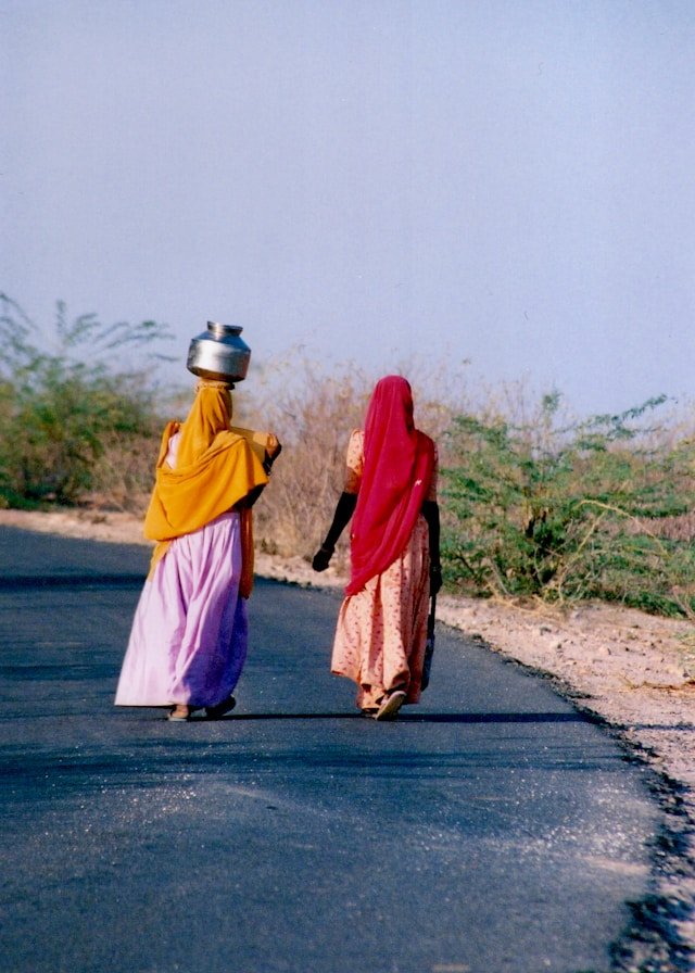 Donne del Rajasthan in sari coloratissimi — immersione nel Rajasthan