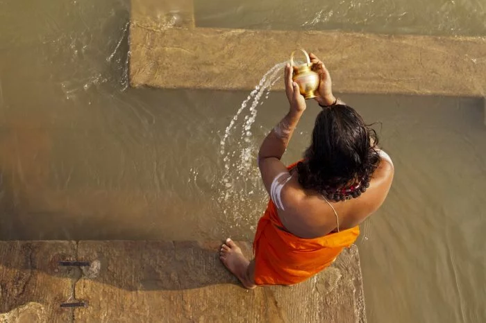 Sadhu sulle rive del Gange — agenzia ricettiva nella valle del Gange