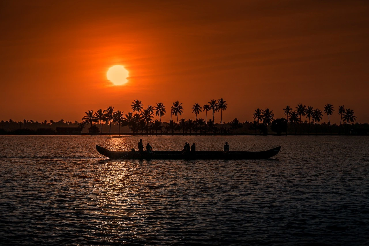 Tramonto sui backwaters del Kerala in houseboat