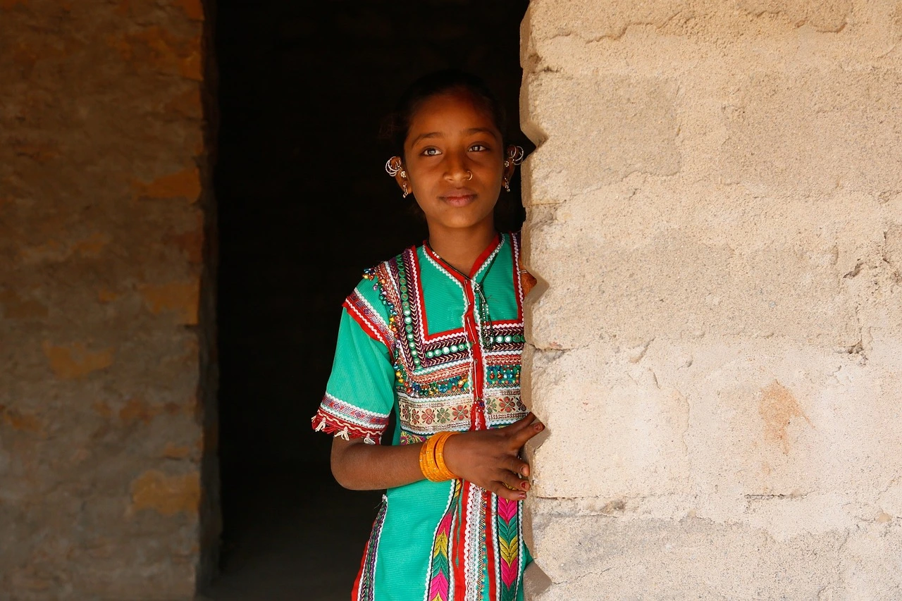 Giovane ragazza tribale del Kutch — agenzia ricettiva in Gujarat
